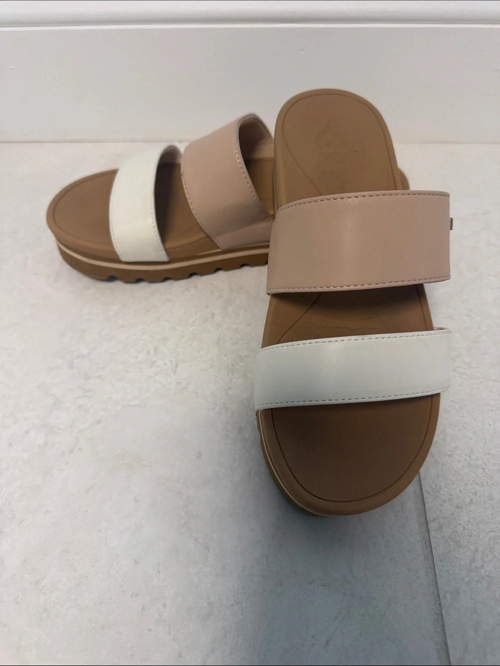 Reef Cushion Vista - Size 7- Beige and White - Picture 1 of 7